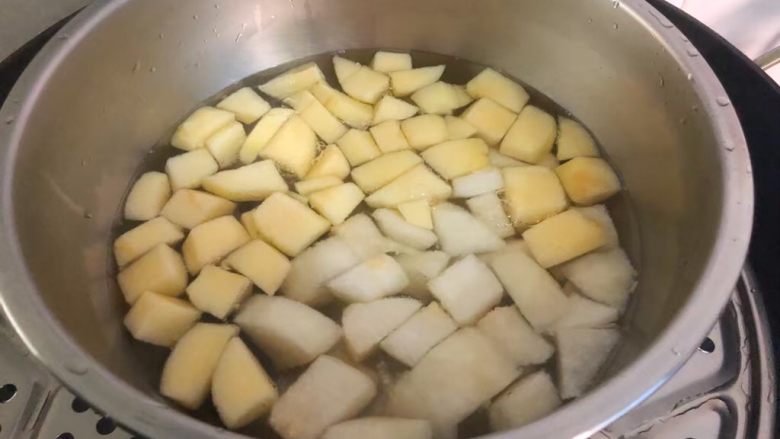 止咳三色汤,锅里倒入适量水烧开，放入蒸架，把大碗放到蒸架上，中火蒸一个小时。