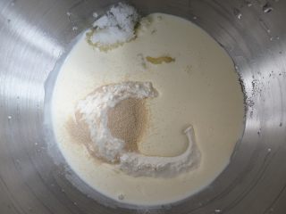 奶香吐司,主面食材放入厨师机盆内，酵母、糖、盐分开放置