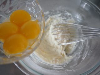 椰香戚风,加入4个蛋黄搅匀