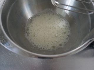 椰香戚风,分离好的蛋白入无水无油盆内，先打发至粗泡