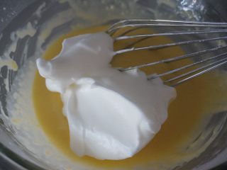 椰香戚风, 先用刮刀取1/3的蛋白入蛋黄糊内搅匀