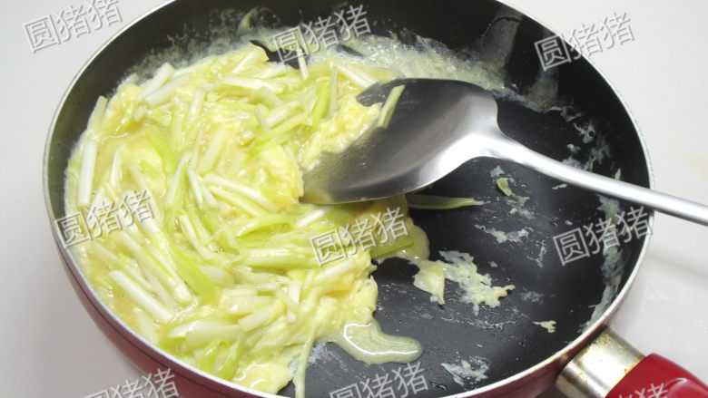 韭黄炒滑蛋,一边炒一边用锅铲将锅底已受热的蛋液翻上来。