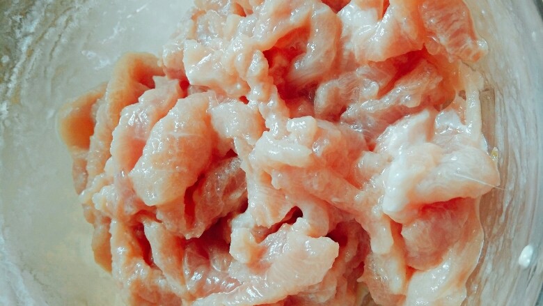 鱼香肉丝,用筷子搅拌均匀，放一旁腌制30分钟