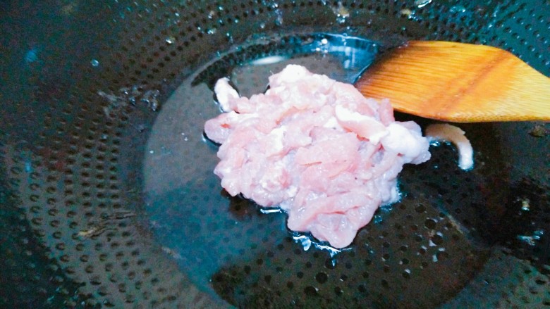 鱼香肉丝,肉腌制好后，往炒锅中加适量食用油，放入肉丝