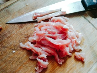 鱼香肉丝,猪肉洗干净切丝，最好选择里脊肉，没有里脊肉，也要猪瘦肉，没有筋膜的那种