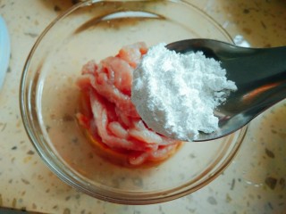 鱼香肉丝,半勺玉米淀粉，一勺盐（平时铲盐巴的那种小勺子）