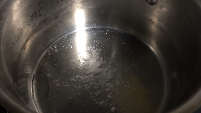 凉拌红菜苔心,奶锅中加入盐。
