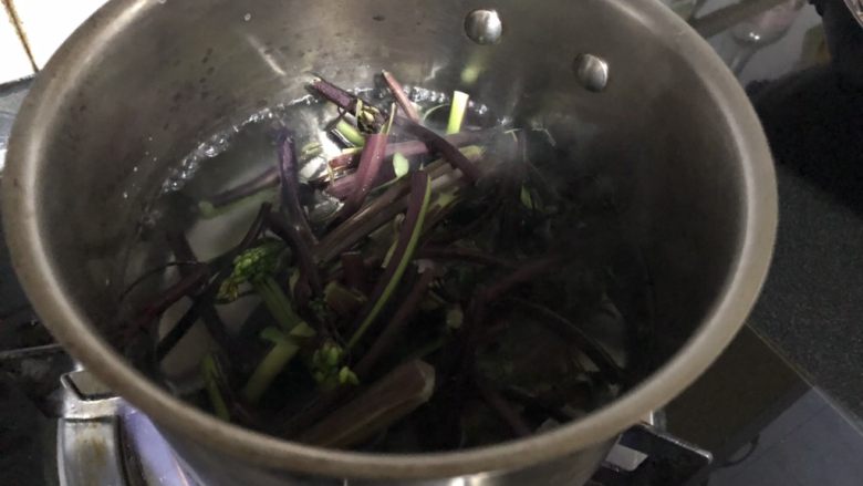 凉拌红菜苔心,水开后，倒入菜芯。变色后捞起晾干。