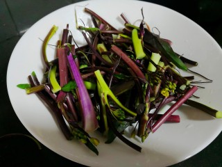 凉拌红菜苔心,取菜苔的嫩尖，折成小段。
