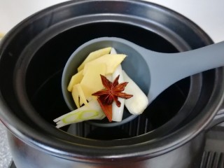 莲藕玉米排骨汤,砂锅内放水，加入葱、姜、八角和桂皮烧开。