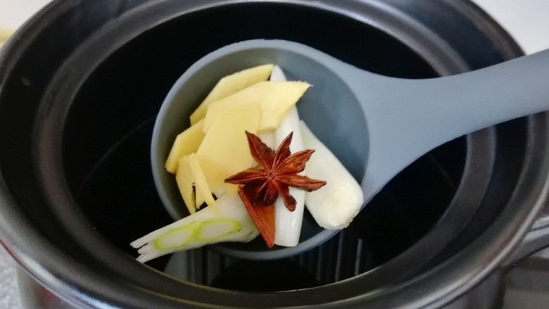 莲藕玉米排骨汤,砂锅内放水，加入葱、姜、八角和桂皮烧开。