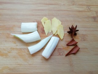 莲藕玉米排骨汤,准备好葱、姜、八角和桂皮。