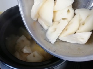 莲藕玉米排骨汤,排骨炖到半个小时的时候，下入莲藕。