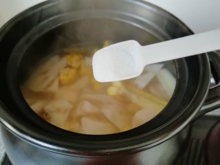莲藕玉米排骨汤,一个小时以后放盐调味，继续炖10分钟之后关火。