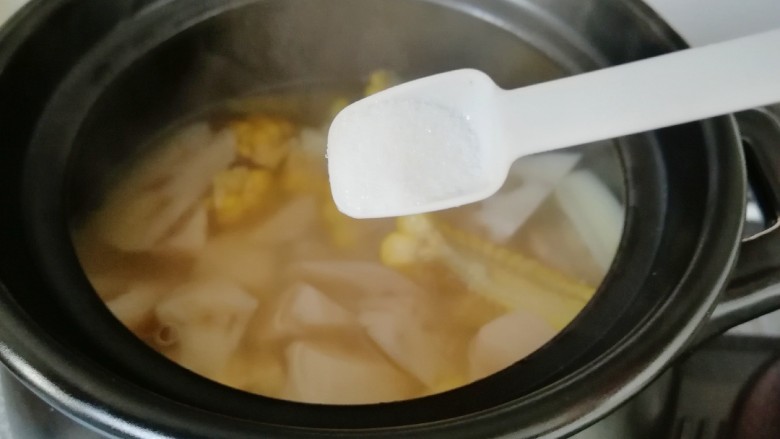 莲藕玉米排骨汤,一个小时以后放盐调味，继续炖10分钟之后关火。