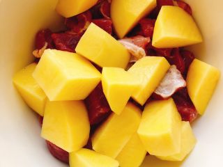 正宗榕城荔枝肉,将土豆和里脊肉装到一个碗里。