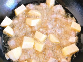 正宗榕城荔枝肉,将里脊肉和土豆逐个夹到油锅里炸，先放肉后放土豆，因为土豆比肉易熟。（油炸过程中准备调料，新手可提前准备好，调料具体如下）
