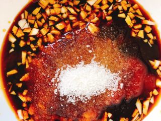 正宗榕城荔枝肉,加入5勺糖、少许盐（如果酱油很咸，则不能再加盐，加盐之前可先搅拌均匀尝一下）。