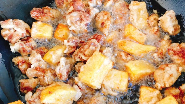 正宗榕城荔枝肉,锅里的土豆和肉炸至金黄后关火。