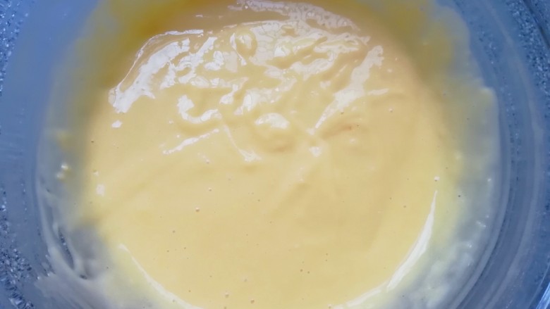 酸奶爱心戚风蛋糕,搅动至无干粉无颗粒，食材完全融合，放在一边备用。