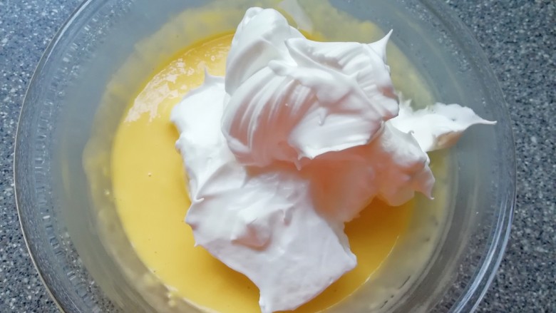 酸奶爱心戚风蛋糕,打发好的蛋白取三分之一加入到蛋黄糊里面，用硅胶刮刀采用切拌和翻拌的方法混合均匀。