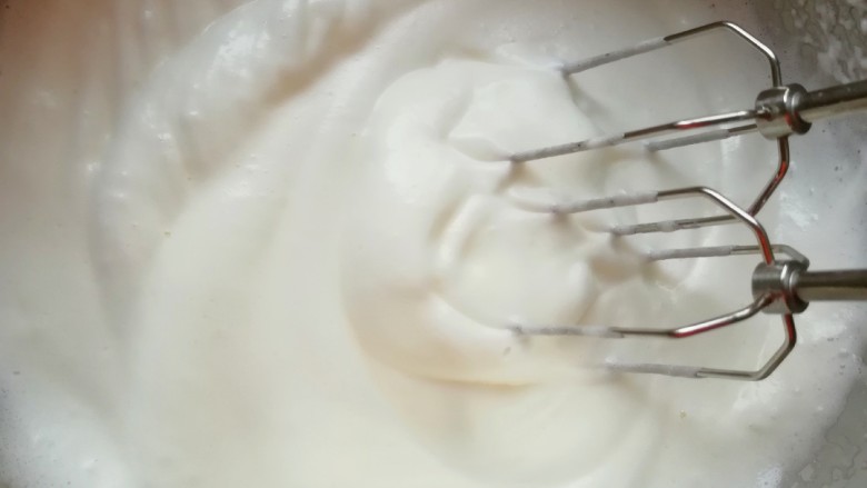 酸奶爱心戚风蛋糕,第二次加入20g的细砂糖，用电动打蛋器高速打发至出现明显的纹路。