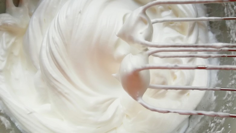 酸奶爱心戚风蛋糕,最后加入剩下的20g细砂糖，用电动打蛋器高速打发至提起打蛋器，打蛋器上的尖角坚挺竖立不弯。