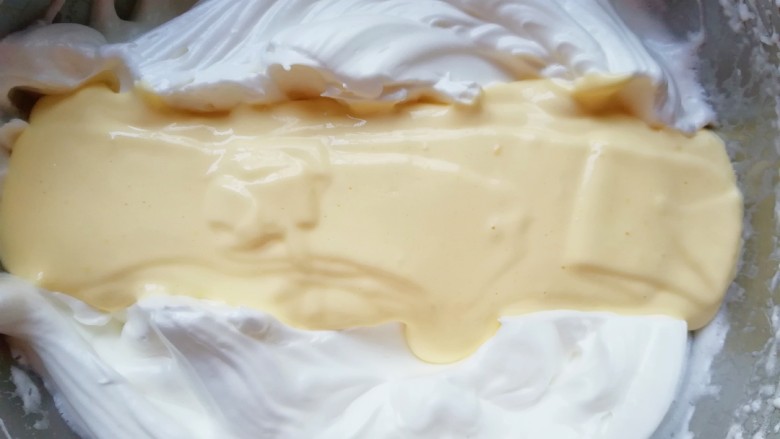 酸奶爱心戚风蛋糕, 再把混合好的蛋黄糊倒回剩下的三分之二蛋白里面，继续混合均匀。