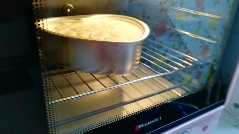 酸奶爱心戚风蛋糕,送入预热好的烤箱中下层，上下管160度烤40分钟。