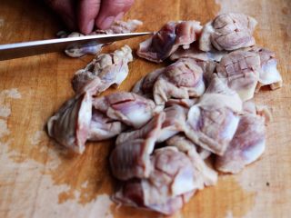 孜然老醋辣爆鸡胗,用刀给鸡胗改一下花刀，然后把鸡胗一个分成两瓣。