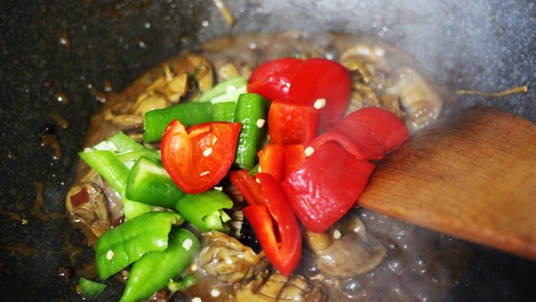 孜然老醋辣爆鸡胗,加入切块的青尖椒和红尖椒。
