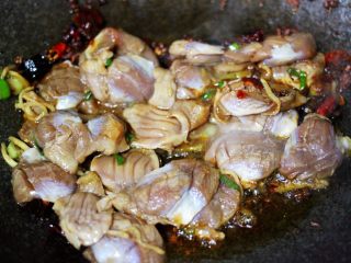 孜然老醋辣爆鸡胗,加入腌制好的鸡胗大火快速进行翻炒。