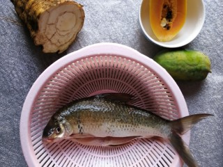 粉葛鲮鱼汤,冲洗后放菜篮子沥干水分。