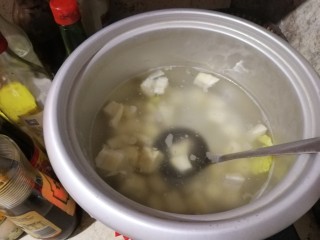 粉葛鲮鱼汤,汤锅中放水，开火，放入生姜，把粉葛从清水中捞起放入汤锅，盖上盖子煲。