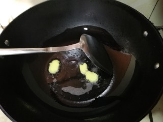 粉葛鲮鱼汤,接下来煎鱼，锅中放油铺满锅底，放入姜片。