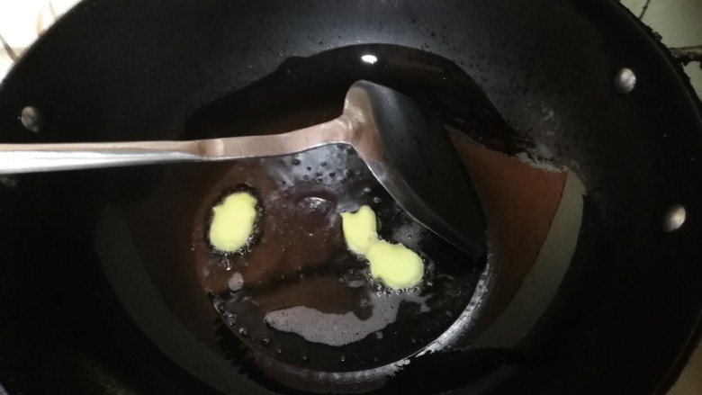 粉葛鲮鱼汤,接下来煎鱼，锅中放油铺满锅底，放入姜片。