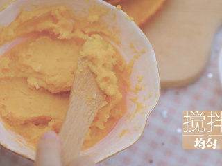 红薯的3+1种有爱吃法「厨娘物语」,加入30ml牛奶、5g糖、5g马苏里拉芝士搅拌均匀，填入红薯皮中。