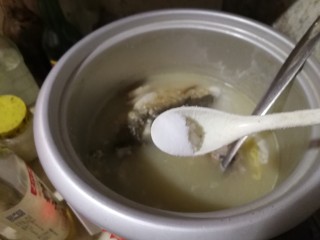 粉葛鲮鱼汤,40分钟后加入半勺盐后再炖5分钟，关火，利用余温，放入香菜和香葱，用勺背轻轻推拌。