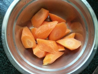 板栗山药汤,红萝卜去皮洗干净切成小块。