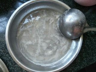 板栗山药汤,水煮沸时面上会有白色泡沫用勺子勺出来。