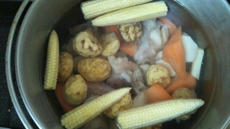 板栗山药汤,所有材料放入煲中加入适量的水，煮沸后转慢火煮。