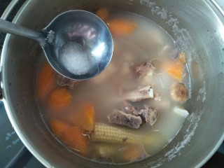 板栗山药汤,汤煮一小时放入适量的盐搅拌均匀关火。