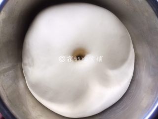 一发的淡奶油辫子面包,将面团放入发酵盆中，放在温暖的地方发酵，等面团发至差不多有原来的两倍大，用手指在中间按个小洞，洞不会回缩、塌陷就是发酵好了。