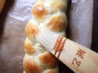 一发的淡奶油辫子面包,如果想撒芝麻的话，在面包上薄薄的刷上一层糖水或者白水。