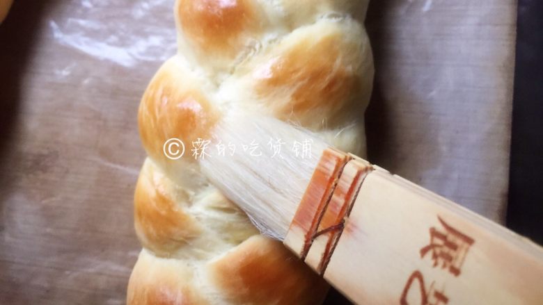 一发的淡奶油辫子面包,如果想撒芝麻的话，在面包上薄薄的刷上一层糖水或者白水。