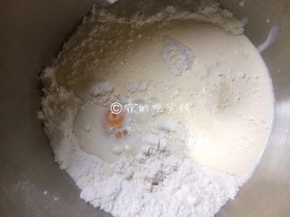 一发的淡奶油辫子面包,再把除黄油外的所有液体，放入桶里，搅拌均匀。