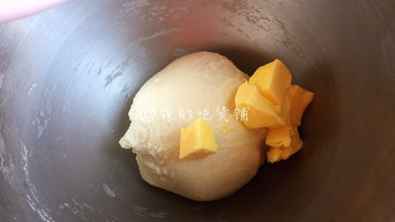 一发的淡奶油辫子面包,基本8分钟以后，能揉成一个光滑的、能拉出粗膜的面团，此时放入软化的黄油，继续四档揉面。