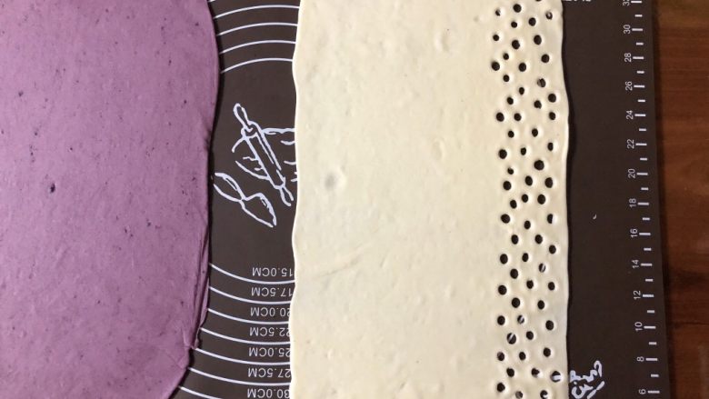 小清新紫薯馒头卷,白色面片的长的一侧，用吸管扎出圆孔，我用的吸管小，如果要大的波点，可以用珍珠奶茶的大吸管。