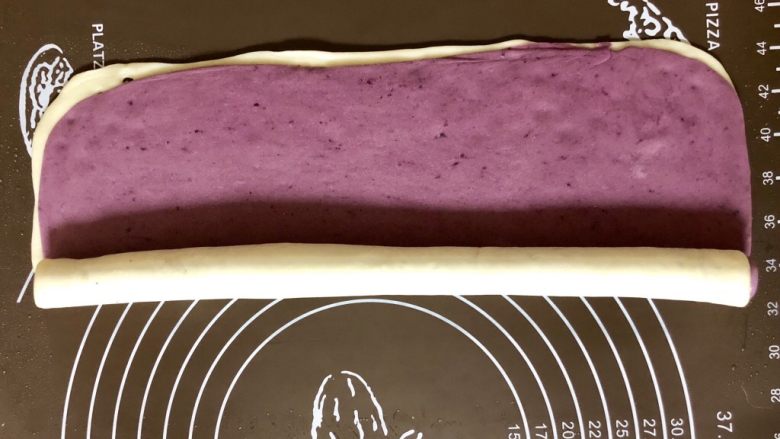 小清新紫薯馒头卷,然后从没有孔的一端卷起。