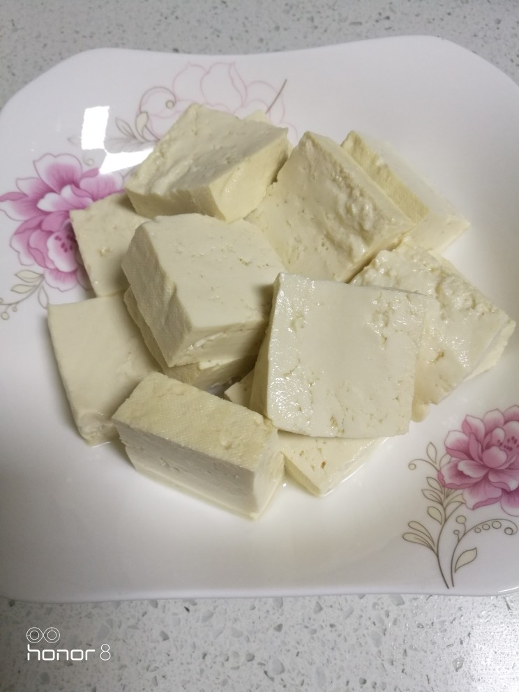 菜谱#玉竹豆腐汤#[创建于5/12~2018],豆腐洗净，改刀切成小扁方块，备用。